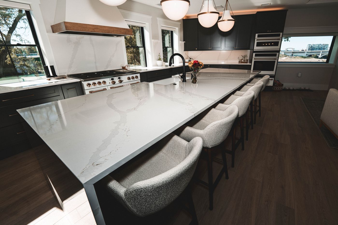 Great-Room Island (Kitchen / Quartz)