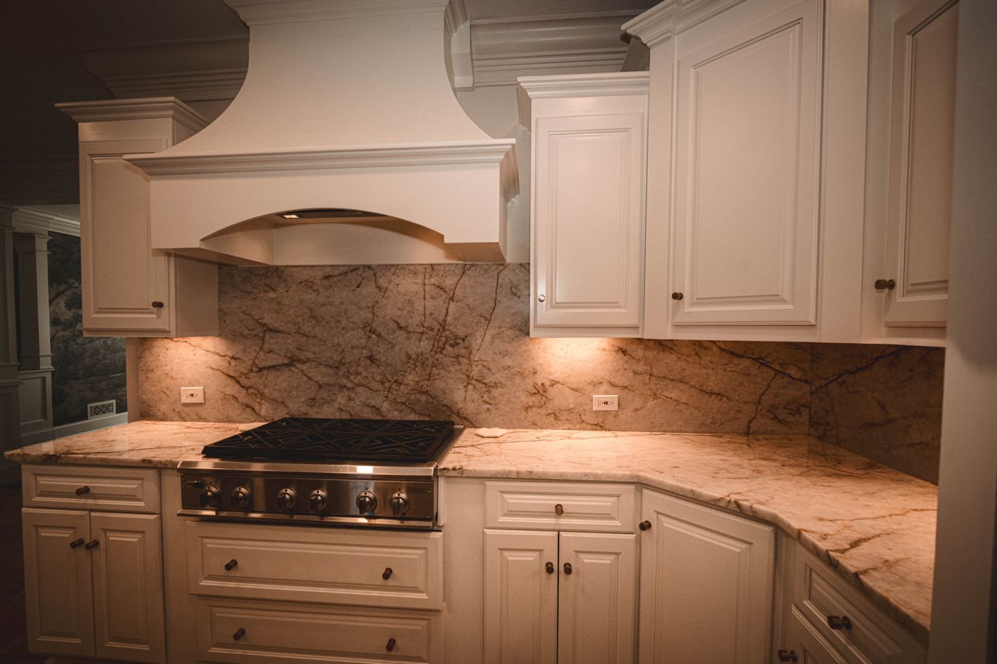 Range and Backsplash (Kitchen / Natural Quartz)