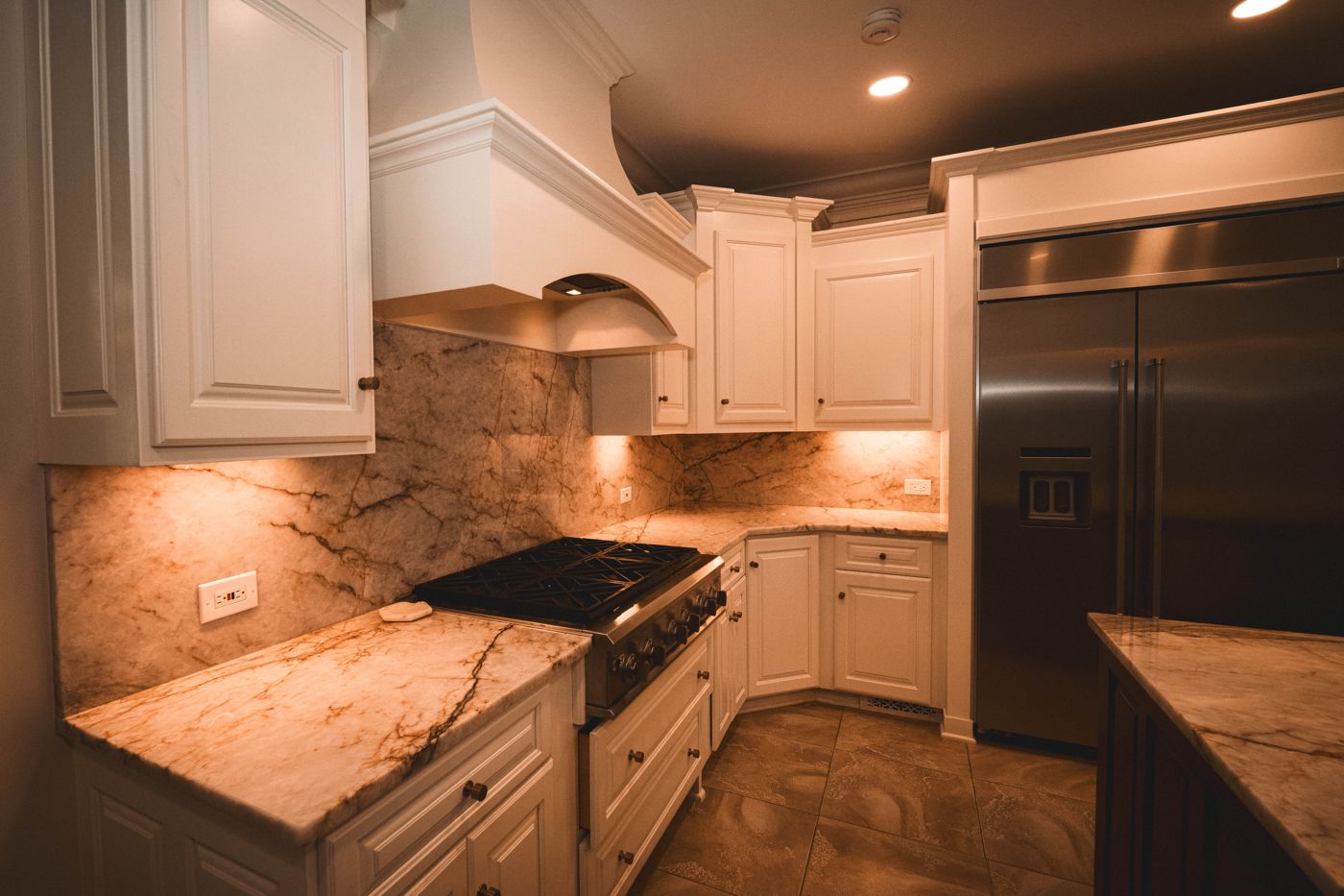 Veined Backsplash (Kitchen / Natural Quartz)